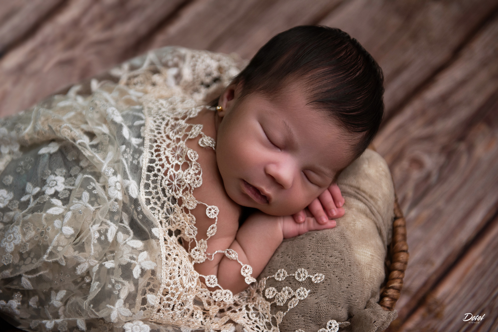 Sesion de fotos de recien nacida a Renata en el estudio fotografico Dotel Studio