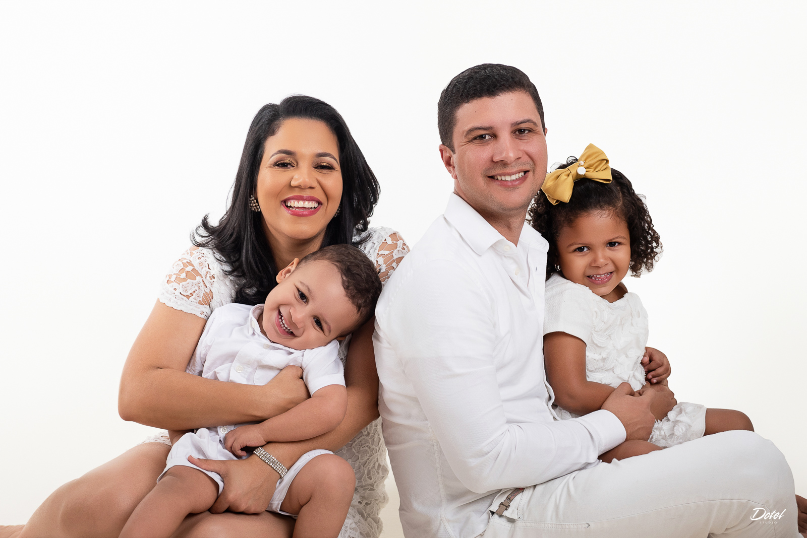 Sesión de fotos familiar en Santo Domingo en nuestro estudio fotográfico para familias