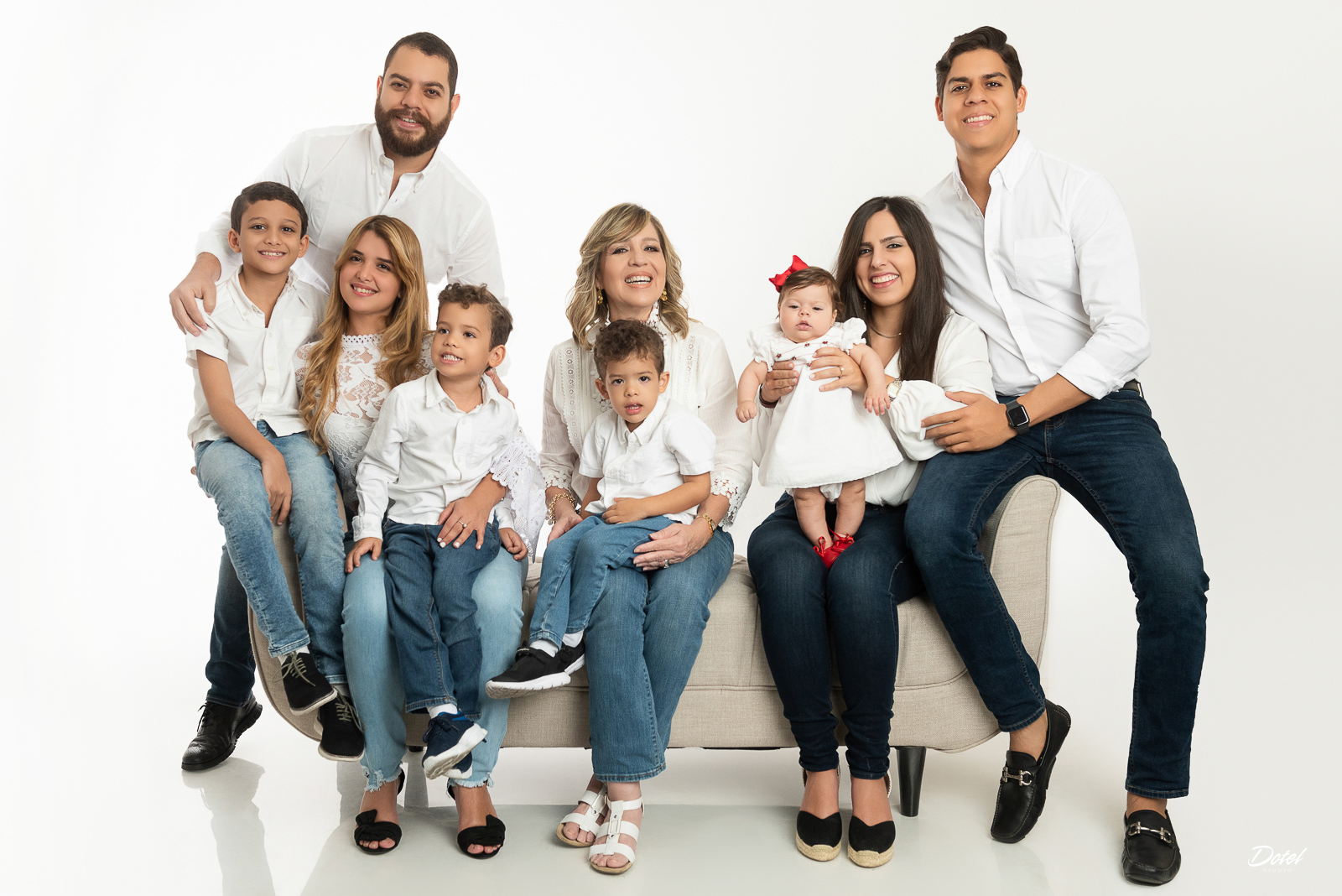 Sesión de fotos familiar en estudio fotográfico en Santo Domingo, República Dominicana
