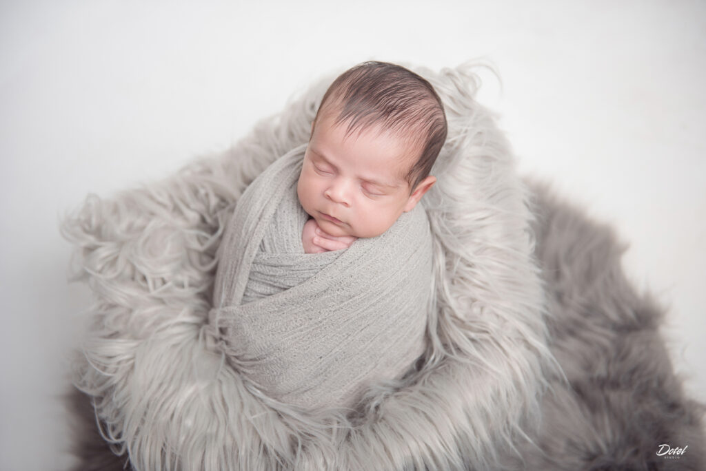Sesión de fotos de recién nacido a Gabriel en el estudio fotografico Dotel Studio en Santo Domingo, República Dominicana