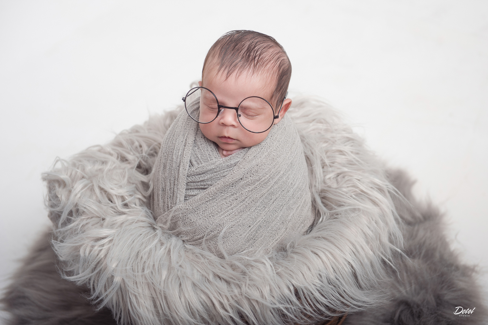 Sesión de fotos de recién nacido a Gabriel en el estudio fotografico Dotel Studio en Santo Domingo, República Dominicana