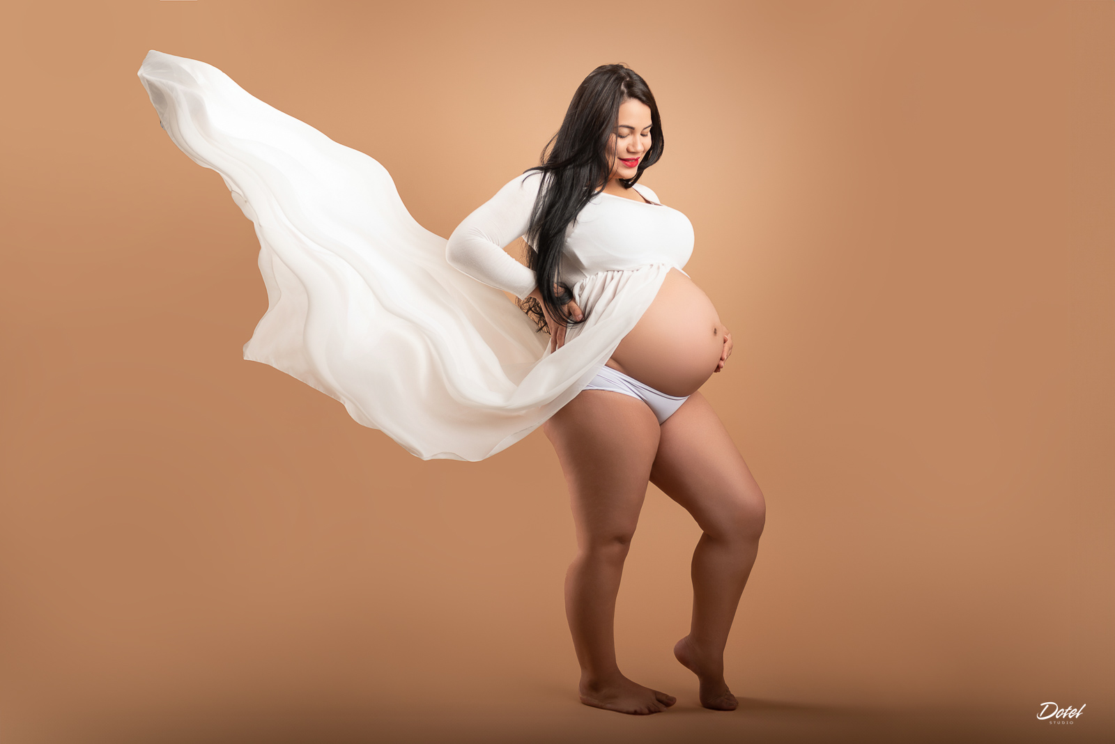 Sesión de fotos de maternidad a Victoria en estudio fotográfico en Santo Domingo, República Dominicana